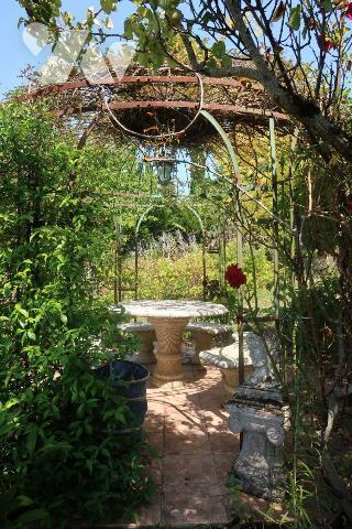 PAVILLON DE 1973, + 136m2 hab. comprenant :
. accès de plain-pied par véranda (19m2) : entrée ...