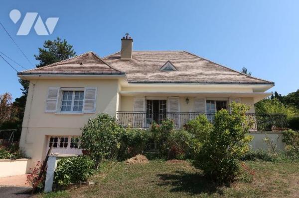 PAVILLON DE 1973, + 136m2 hab. comprenant :
. accès de plain-pied par véranda (19m2) : entrée ...