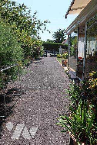 PAVILLON DE 1973, + 136m2 hab. comprenant :
. accès de plain-pied par véranda (19m2) : entrée ...