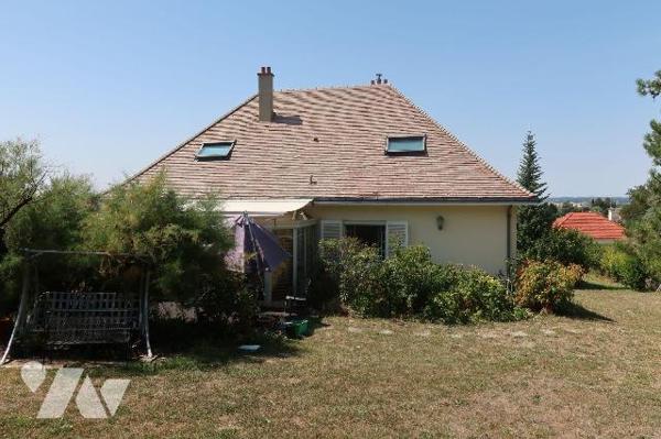 PAVILLON DE 1973, + 136m2 hab. comprenant :
. accès de plain-pied par véranda (19m2) : entrée ...