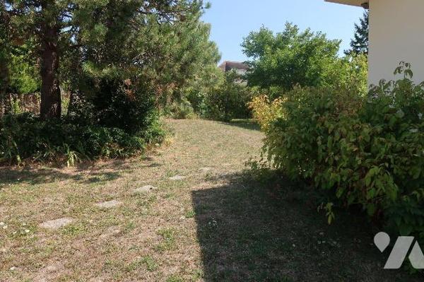 PAVILLON DE 1973, + 136m2 hab. comprenant :
. accès de plain-pied par véranda (19m2) : entrée ...