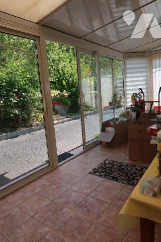 PAVILLON DE 1973, + 136m2 hab. comprenant :
. accès de plain-pied par véranda (19m2) : entrée ...