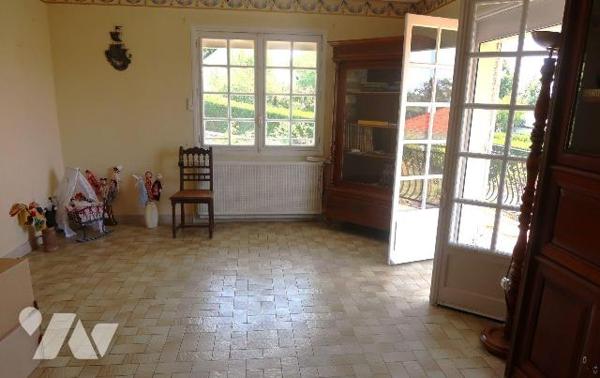 PAVILLON DE 1973, + 136m2 hab. comprenant :
. accès de plain-pied par véranda (19m2) : entrée ...