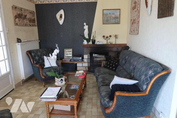 PAVILLON DE 1973, + 136m2 hab. comprenant :
. accès de plain-pied par véranda (19m2) : entrée ...