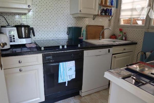 PAVILLON DE 1973, + 136m2 hab. comprenant :
. accès de plain-pied par véranda (19m2) : entrée ...