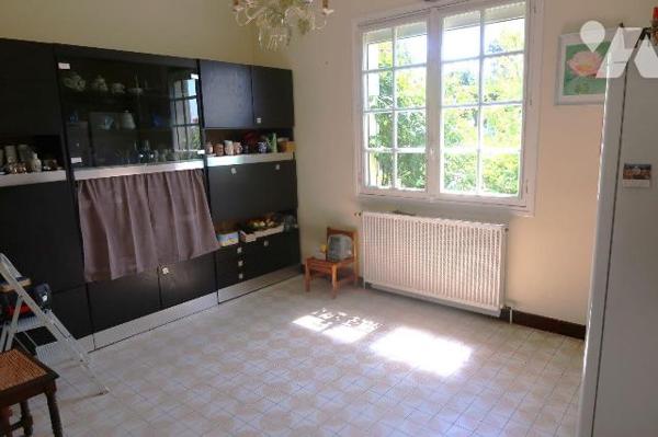 PAVILLON DE 1973, + 136m2 hab. comprenant :
. accès de plain-pied par véranda (19m2) : entrée ...