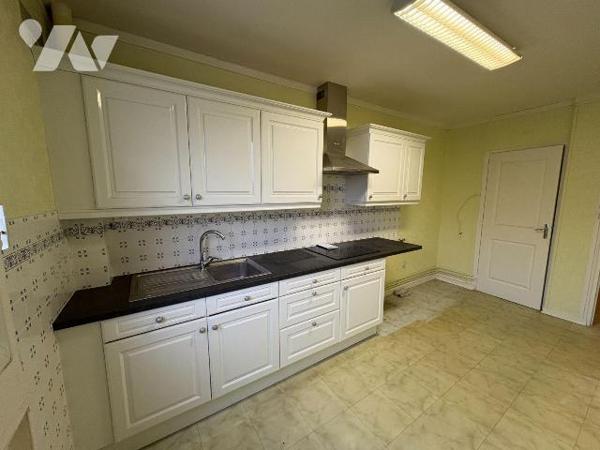 Appartement situé dans une résidence avec ascenseur, à proximité immédiate du centre ville au t...