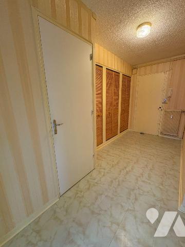 Appartement situé dans une résidence avec ascenseur, à proximité immédiate du centre ville au t...