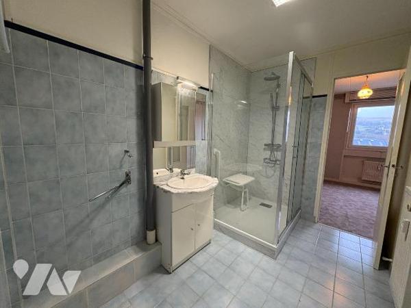 Appartement situé dans une résidence avec ascenseur, à proximité immédiate du centre ville au t...