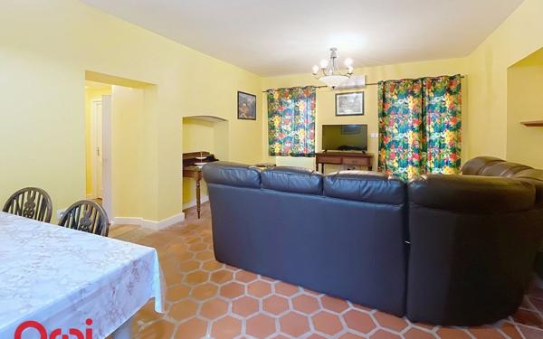 Immeuble à vendre    14 pièces • 342 m2 Montmarault