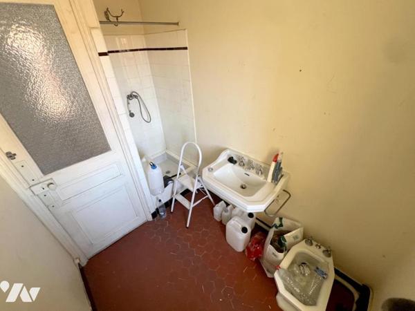 CANNES - 8 rue Commandant Vidal. Seul au 4e et dernier étage, 3p traversant + chambre + débarras.