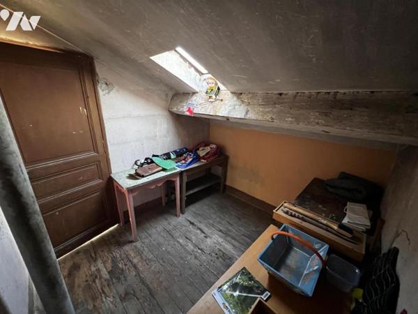 CANNES - 8 rue Commandant Vidal. Seul au 4e et dernier étage, 3p traversant + chambre + débarras.