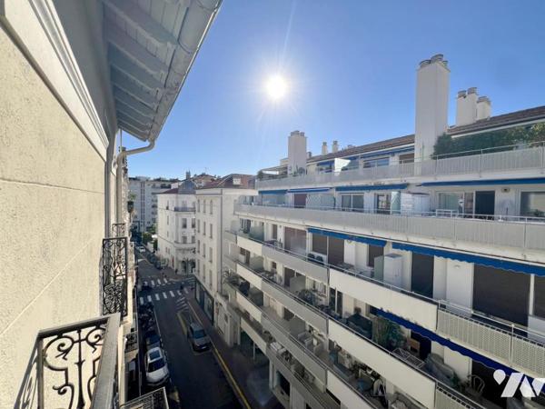 CANNES - 8 rue Commandant Vidal. Seul au 4e et dernier étage, 3p traversant + chambre + débarras.