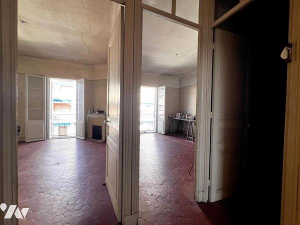 CANNES - 8 rue Commandant Vidal. Seul au 4e et dernier étage, 3p traversant + chambre + débarras.