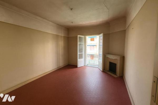 CANNES - 8 rue Commandant Vidal. Seul au 4e et dernier étage, 3p traversant + chambre + débarras.