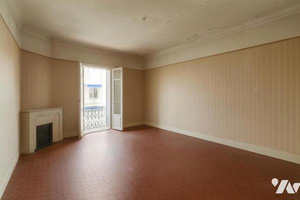 CANNES - 8 rue Commandant Vidal. Seul au 4e et dernier étage, 3p traversant + chambre + débarras.