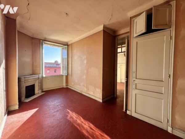 CANNES - 8 rue Commandant Vidal. Seul au 4e et dernier étage, 3p traversant + chambre + débarras.