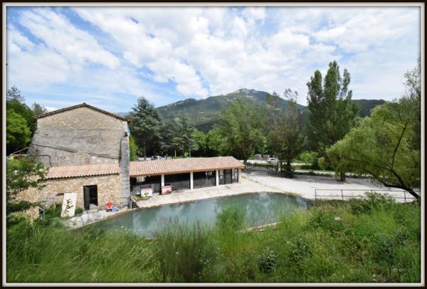 Castellane Gorges Du Verdon 2 hangars, hotel, restaurant, deux villas 5 ha de flan de colline visite du 14 au 20 juin