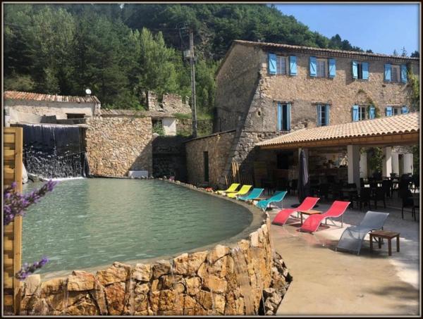 Castellane Gorges Du Verdon 2 hangars, hotel, restaurant, deux villas 5 ha de flan de colline visite du 14 au 20 juin