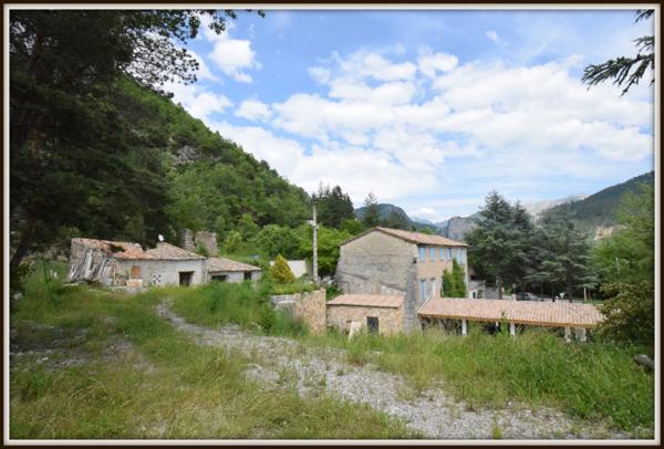Castellane Gorges Du Verdon 2 hangars, hotel, restaurant, deux villas 5 ha de flan de colline visite du 14 au 20 juin