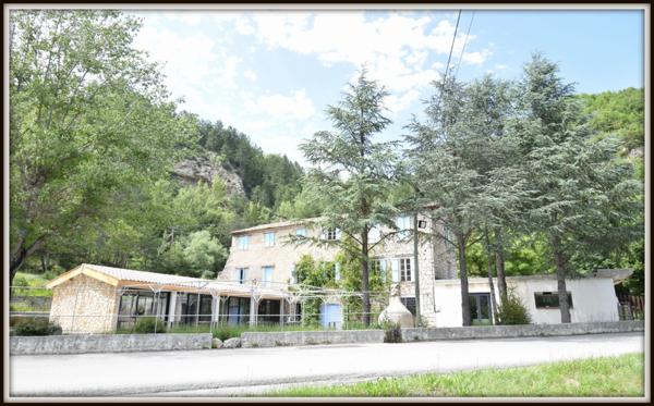 Castellane Gorges Du Verdon 2 hangars, hotel, restaurant, deux villas 5 ha de flan de colline visite du 14 au 20 juin