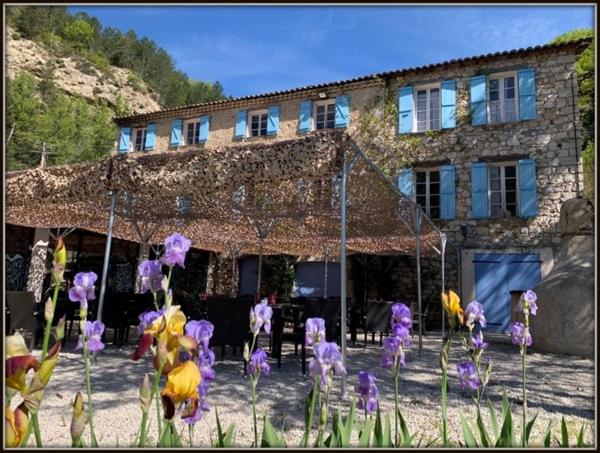 Castellane Gorges Du Verdon 2 hangars, hotel, restaurant, deux villas 5 ha de flan de colline visite du 14 au 20 juin