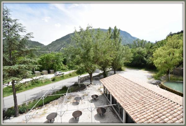 Castellane Gorges Du Verdon 2 hangars, hotel, restaurant, deux villas 5 ha de flan de colline visite du 14 au 20 juin