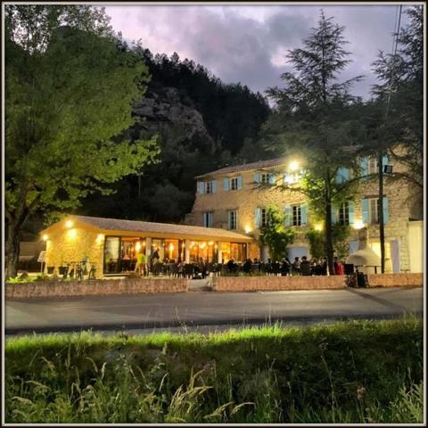 Castellane Gorges Du Verdon 2 hangars, hotel, restaurant, deux villas 5 ha de flan de colline visite du 14 au 20 juin
