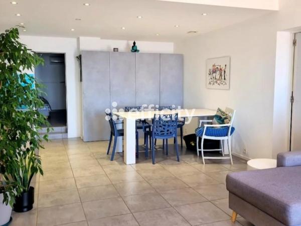 Appartement
         2 pièces
        - 81 m² 315 000 € *