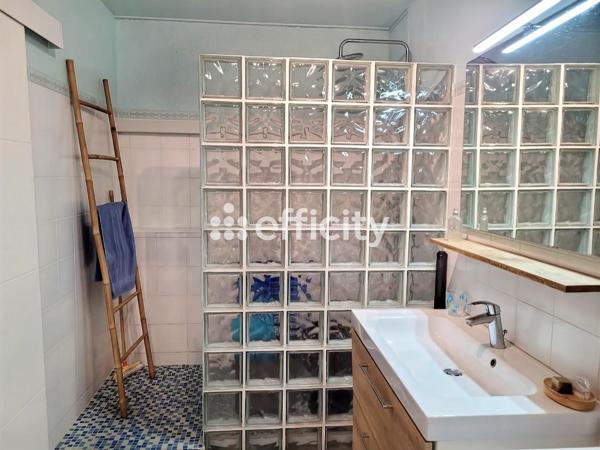 Appartement
         2 pièces
        - 81 m² 315 000 € *