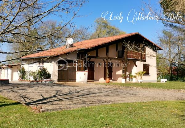 À Aire sur l'Adour, laissez vous séduire par cette maison landaise de type T6 et son vaste salon - séjour de 32m² , ensoleillé, desservant une cuisine aménagée et équipée donnant sur terrasse et piscine; à droit du salon trois chambres lumineuses et spacieuses d'environ 10.50m². Une salle d'eau avec double vasque , douche à l'italienne avec des spots de lumière.
À l'étage deux chambres dont une donnant sur balcon, une deuxième salle d'eau.
Une partie de combles semi aménagée pouvant être agencée en salle de bain.
Une piscine de 5 x 10 entourée par une belle terrasse avec ses bananiers qui vous rapprocheront du caraïbe, le tout sur un terrain de plus de 5000m² totalement clôturé.

Informations complémentaires:
* Électricité aux normes
* Menuiserie en Double vitrage, PVC et de l'aluminium
* Fibre optique
* Climatisation réversible
* Ballon d'eau chaude de 200lt installé en 2017
* Toiture isolée
* cour
* Portail automatique
* Poêle à bois
* Garage pour deux voitures.
* Parking
* propriété à 3 km du centre ville .
Contactez moi rapidement pour vous présenter votre propre coin de paradis: 0784420905 l.martinezortiz@bskimmobilier.com