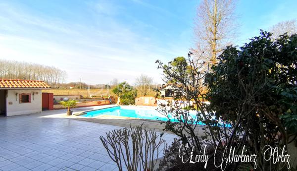 À Aire sur l'Adour, laissez vous séduire par cette maison landaise de type T6 et son vaste salon - séjour de 32m² , ensoleillé, desservant une cuisine aménagée et équipée donnant sur terrasse et piscine; à droit du salon trois chambres lumineuses et spacieuses d'environ 10.50m². Une salle d'eau avec double vasque , douche à l'italienne avec des spots de lumière.
À l'étage deux chambres dont une donnant sur balcon, une deuxième salle d'eau.
Une partie de combles semi aménagée pouvant être agencée en salle de bain.
Une piscine de 5 x 10 entourée par une belle terrasse avec ses bananiers qui vous rapprocheront du caraïbe, le tout sur un terrain de plus de 5000m² totalement clôturé.

Informations complémentaires:
* Électricité aux normes
* Menuiserie en Double vitrage, PVC et de l'aluminium
* Fibre optique
* Climatisation réversible
* Ballon d'eau chaude de 200lt installé en 2017
* Toiture isolée
* cour
* Portail automatique
* Poêle à bois
* Garage pour deux voitures.
* Parking
* propriété à 3 km du centre ville .
Contactez moi rapidement pour vous présenter votre propre coin de paradis: 0784420905 l.martinezortiz@bskimmobilier.com