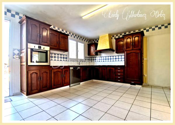 À Aire sur l'Adour, laissez vous séduire par cette maison landaise de type T6 et son vaste salon - séjour de 32m² , ensoleillé, desservant une cuisine aménagée et équipée donnant sur terrasse et piscine; à droit du salon trois chambres lumineuses et spacieuses d'environ 10.50m². Une salle d'eau avec double vasque , douche à l'italienne avec des spots de lumière.
À l'étage deux chambres dont une donnant sur balcon, une deuxième salle d'eau.
Une partie de combles semi aménagée pouvant être agencée en salle de bain.
Une piscine de 5 x 10 entourée par une belle terrasse avec ses bananiers qui vous rapprocheront du caraïbe, le tout sur un terrain de plus de 5000m² totalement clôturé.

Informations complémentaires:
* Électricité aux normes
* Menuiserie en Double vitrage, PVC et de l'aluminium
* Fibre optique
* Climatisation réversible
* Ballon d'eau chaude de 200lt installé en 2017
* Toiture isolée
* cour
* Portail automatique
* Poêle à bois
* Garage pour deux voitures.
* Parking
* propriété à 3 km du centre ville .
Contactez moi rapidement pour vous présenter votre propre coin de paradis: 0784420905 l.martinezortiz@bskimmobilier.com