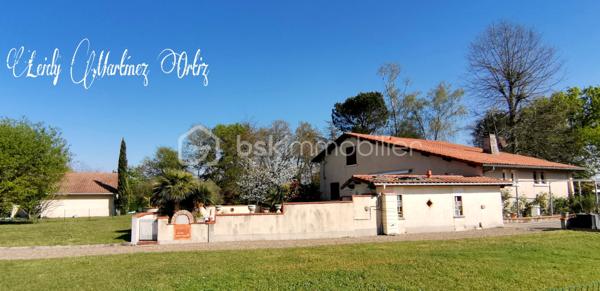 À Aire sur l'Adour, laissez vous séduire par cette maison landaise de type T6 et son vaste salon - séjour de 32m² , ensoleillé, desservant une cuisine aménagée et équipée donnant sur terrasse et piscine; à droit du salon trois chambres lumineuses et spacieuses d'environ 10.50m². Une salle d'eau avec double vasque , douche à l'italienne avec des spots de lumière.
À l'étage deux chambres dont une donnant sur balcon, une deuxième salle d'eau.
Une partie de combles semi aménagée pouvant être agencée en salle de bain.
Une piscine de 5 x 10 entourée par une belle terrasse avec ses bananiers qui vous rapprocheront du caraïbe, le tout sur un terrain de plus de 5000m² totalement clôturé.

Informations complémentaires:
* Électricité aux normes
* Menuiserie en Double vitrage, PVC et de l'aluminium
* Fibre optique
* Climatisation réversible
* Ballon d'eau chaude de 200lt installé en 2017
* Toiture isolée
* cour
* Portail automatique
* Poêle à bois
* Garage pour deux voitures.
* Parking
* propriété à 3 km du centre ville .
Contactez moi rapidement pour vous présenter votre propre coin de paradis: 0784420905 l.martinezortiz@bskimmobilier.com