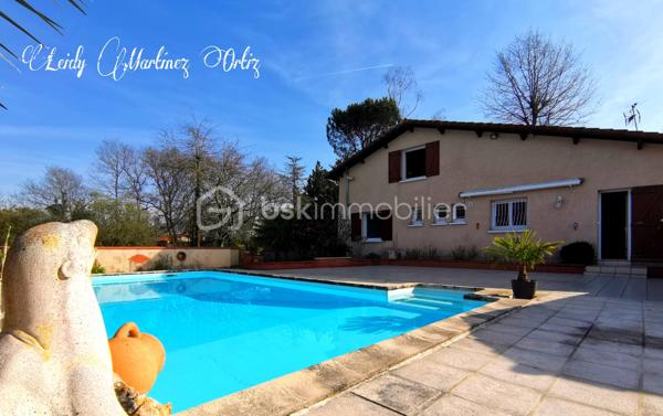 À Aire sur l'Adour, laissez vous séduire par cette maison landaise de type T6 et son vaste salon - séjour de 32m² , ensoleillé, desservant une cuisine aménagée et équipée donnant sur terrasse et piscine; à droit du salon trois chambres lumineuses et spacieuses d'environ 10.50m². Une salle d'eau avec double vasque , douche à l'italienne avec des spots de lumière.
À l'étage deux chambres dont une donnant sur balcon, une deuxième salle d'eau.
Une partie de combles semi aménagée pouvant être agencée en salle de bain.
Une piscine de 5 x 10 entourée par une belle terrasse avec ses bananiers qui vous rapprocheront du caraïbe, le tout sur un terrain de plus de 5000m² totalement clôturé.

Informations complémentaires:
* Électricité aux normes
* Menuiserie en Double vitrage, PVC et de l'aluminium
* Fibre optique
* Climatisation réversible
* Ballon d'eau chaude de 200lt installé en 2017
* Toiture isolée
* cour
* Portail automatique
* Poêle à bois
* Garage pour deux voitures.
* Parking
* propriété à 3 km du centre ville .
Contactez moi rapidement pour vous présenter votre propre coin de paradis: 0784420905 l.martinezortiz@bskimmobilier.com