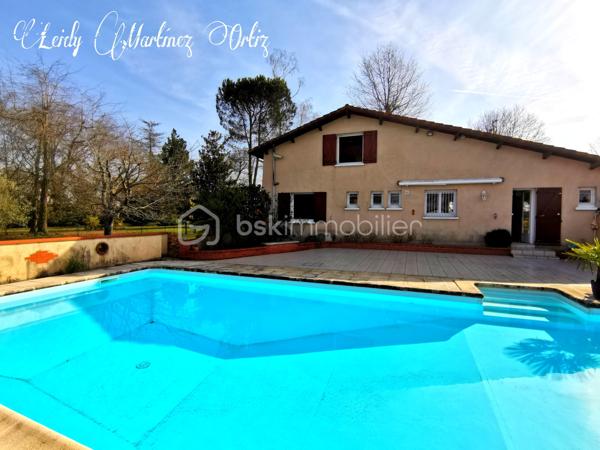 À Aire sur l'Adour, laissez vous séduire par cette maison landaise de type T6 et son vaste salon - séjour de 32m² , ensoleillé, desservant une cuisine aménagée et équipée donnant sur terrasse et piscine; à droit du salon trois chambres lumineuses et spacieuses d'environ 10.50m². Une salle d'eau avec double vasque , douche à l'italienne avec des spots de lumière.
À l'étage deux chambres dont une donnant sur balcon, une deuxième salle d'eau.
Une partie de combles semi aménagée pouvant être agencée en salle de bain.
Une piscine de 5 x 10 entourée par une belle terrasse avec ses bananiers qui vous rapprocheront du caraïbe, le tout sur un terrain de plus de 5000m² totalement clôturé.

Informations complémentaires:
* Électricité aux normes
* Menuiserie en Double vitrage, PVC et de l'aluminium
* Fibre optique
* Climatisation réversible
* Ballon d'eau chaude de 200lt installé en 2017
* Toiture isolée
* cour
* Portail automatique
* Poêle à bois
* Garage pour deux voitures.
* Parking
* propriété à 3 km du centre ville .
Contactez moi rapidement pour vous présenter votre propre coin de paradis: 0784420905 l.martinezortiz@bskimmobilier.com