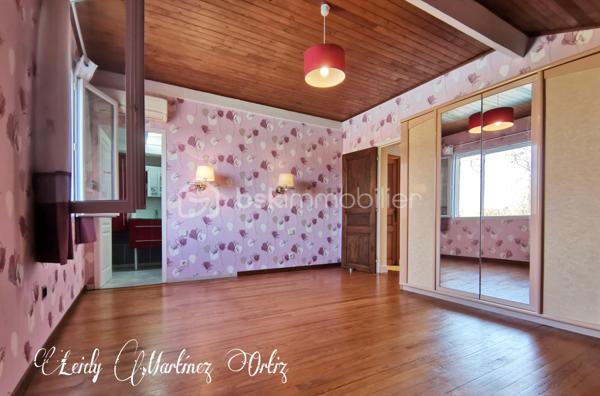 À Aire sur l'Adour, laissez vous séduire par cette maison landaise de type T6 et son vaste salon - séjour de 32m² , ensoleillé, desservant une cuisine aménagée et équipée donnant sur terrasse et piscine; à droit du salon trois chambres lumineuses et spacieuses d'environ 10.50m². Une salle d'eau avec double vasque , douche à l'italienne avec des spots de lumière.
À l'étage deux chambres dont une donnant sur balcon, une deuxième salle d'eau.
Une partie de combles semi aménagée pouvant être agencée en salle de bain.
Une piscine de 5 x 10 entourée par une belle terrasse avec ses bananiers qui vous rapprocheront du caraïbe, le tout sur un terrain de plus de 5000m² totalement clôturé.

Informations complémentaires:
* Électricité aux normes
* Menuiserie en Double vitrage, PVC et de l'aluminium
* Fibre optique
* Climatisation réversible
* Ballon d'eau chaude de 200lt installé en 2017
* Toiture isolée
* cour
* Portail automatique
* Poêle à bois
* Garage pour deux voitures.
* Parking
* propriété à 3 km du centre ville .
Contactez moi rapidement pour vous présenter votre propre coin de paradis: 0784420905 l.martinezortiz@bskimmobilier.com