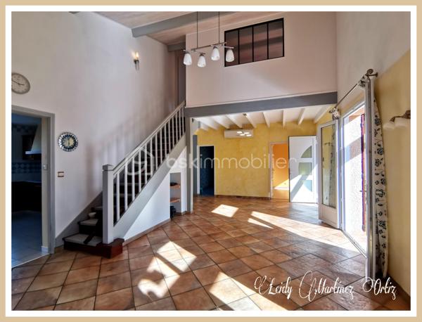 À Aire sur l'Adour, laissez vous séduire par cette maison landaise de type T6 et son vaste salon - séjour de 32m² , ensoleillé, desservant une cuisine aménagée et équipée donnant sur terrasse et piscine; à droit du salon trois chambres lumineuses et spacieuses d'environ 10.50m². Une salle d'eau avec double vasque , douche à l'italienne avec des spots de lumière.
À l'étage deux chambres dont une donnant sur balcon, une deuxième salle d'eau.
Une partie de combles semi aménagée pouvant être agencée en salle de bain.
Une piscine de 5 x 10 entourée par une belle terrasse avec ses bananiers qui vous rapprocheront du caraïbe, le tout sur un terrain de plus de 5000m² totalement clôturé.

Informations complémentaires:
* Électricité aux normes
* Menuiserie en Double vitrage, PVC et de l'aluminium
* Fibre optique
* Climatisation réversible
* Ballon d'eau chaude de 200lt installé en 2017
* Toiture isolée
* cour
* Portail automatique
* Poêle à bois
* Garage pour deux voitures.
* Parking
* propriété à 3 km du centre ville .
Contactez moi rapidement pour vous présenter votre propre coin de paradis: 0784420905 l.martinezortiz@bskimmobilier.com