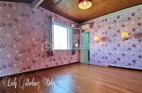 À Aire sur l'Adour, laissez vous séduire par cette maison landaise de type T6 et son vaste salon - séjour de 32m² , ensoleillé, desservant une cuisine aménagée et équipée donnant sur terrasse et piscine; à droit du salon trois chambres lumineuses et spacieuses d'environ 10.50m². Une salle d'eau avec double vasque , douche à l'italienne avec des spots de lumière.
À l'étage deux chambres dont une donnant sur balcon, une deuxième salle d'eau.
Une partie de combles semi aménagée pouvant être agencée en salle de bain.
Une piscine de 5 x 10 entourée par une belle terrasse avec ses bananiers qui vous rapprocheront du caraïbe, le tout sur un terrain de plus de 5000m² totalement clôturé.

Informations complémentaires:
* Électricité aux normes
* Menuiserie en Double vitrage, PVC et de l'aluminium
* Fibre optique
* Climatisation réversible
* Ballon d'eau chaude de 200lt installé en 2017
* Toiture isolée
* cour
* Portail automatique
* Poêle à bois
* Garage pour deux voitures.
* Parking
* propriété à 3 km du centre ville .
Contactez moi rapidement pour vous présenter votre propre coin de paradis: 0784420905 l.martinezortiz@bskimmobilier.com
