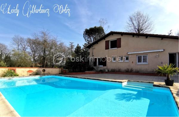 À Aire sur l'Adour, laissez vous séduire par cette maison landaise de type T6 et son vaste salon - séjour de 32m² , ensoleillé, desservant une cuisine aménagée et équipée donnant sur terrasse et piscine; à droit du salon trois chambres lumineuses et spacieuses d'environ 10.50m². Une salle d'eau avec double vasque , douche à l'italienne avec des spots de lumière.
À l'étage deux chambres dont une donnant sur balcon, une deuxième salle d'eau.
Une partie de combles semi aménagée pouvant être agencée en salle de bain.
Une piscine de 5 x 10 entourée par une belle terrasse avec ses bananiers qui vous rapprocheront du caraïbe, le tout sur un terrain de plus de 5000m² totalement clôturé.

Informations complémentaires:
* Électricité aux normes
* Menuiserie en Double vitrage, PVC et de l'aluminium
* Fibre optique
* Climatisation réversible
* Ballon d'eau chaude de 200lt installé en 2017
* Toiture isolée
* cour
* Portail automatique
* Poêle à bois
* Garage pour deux voitures.
* Parking
* propriété à 3 km du centre ville .
Contactez moi rapidement pour vous présenter votre propre coin de paradis: 0784420905 l.martinezortiz@bskimmobilier.com