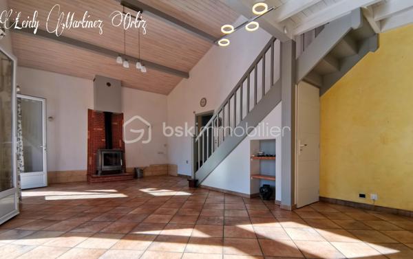 À Aire sur l'Adour, laissez vous séduire par cette maison landaise de type T6 et son vaste salon - séjour de 32m² , ensoleillé, desservant une cuisine aménagée et équipée donnant sur terrasse et piscine; à droit du salon trois chambres lumineuses et spacieuses d'environ 10.50m². Une salle d'eau avec double vasque , douche à l'italienne avec des spots de lumière.
À l'étage deux chambres dont une donnant sur balcon, une deuxième salle d'eau.
Une partie de combles semi aménagée pouvant être agencée en salle de bain.
Une piscine de 5 x 10 entourée par une belle terrasse avec ses bananiers qui vous rapprocheront du caraïbe, le tout sur un terrain de plus de 5000m² totalement clôturé.

Informations complémentaires:
* Électricité aux normes
* Menuiserie en Double vitrage, PVC et de l'aluminium
* Fibre optique
* Climatisation réversible
* Ballon d'eau chaude de 200lt installé en 2017
* Toiture isolée
* cour
* Portail automatique
* Poêle à bois
* Garage pour deux voitures.
* Parking
* propriété à 3 km du centre ville .
Contactez moi rapidement pour vous présenter votre propre coin de paradis: 0784420905 l.martinezortiz@bskimmobilier.com