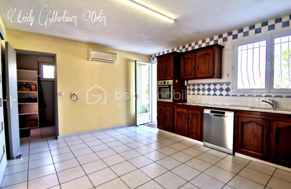 À Aire sur l'Adour, laissez vous séduire par cette maison landaise de type T6 et son vaste salon - séjour de 32m² , ensoleillé, desservant une cuisine aménagée et équipée donnant sur terrasse et piscine; à droit du salon trois chambres lumineuses et spacieuses d'environ 10.50m². Une salle d'eau avec double vasque , douche à l'italienne avec des spots de lumière.
À l'étage deux chambres dont une donnant sur balcon, une deuxième salle d'eau.
Une partie de combles semi aménagée pouvant être agencée en salle de bain.
Une piscine de 5 x 10 entourée par une belle terrasse avec ses bananiers qui vous rapprocheront du caraïbe, le tout sur un terrain de plus de 5000m² totalement clôturé.

Informations complémentaires:
* Électricité aux normes
* Menuiserie en Double vitrage, PVC et de l'aluminium
* Fibre optique
* Climatisation réversible
* Ballon d'eau chaude de 200lt installé en 2017
* Toiture isolée
* cour
* Portail automatique
* Poêle à bois
* Garage pour deux voitures.
* Parking
* propriété à 3 km du centre ville .
Contactez moi rapidement pour vous présenter votre propre coin de paradis: 0784420905 l.martinezortiz@bskimmobilier.com