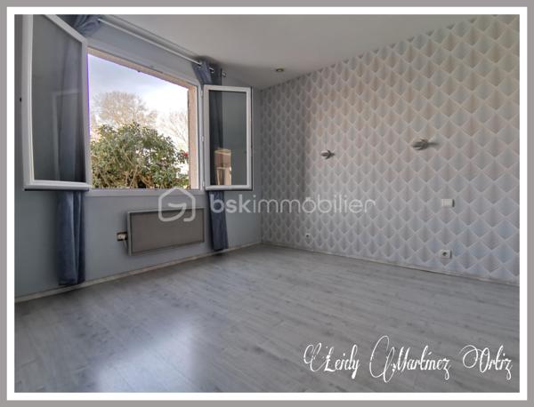 À Aire sur l'Adour, laissez vous séduire par cette maison landaise de type T6 et son vaste salon - séjour de 32m² , ensoleillé, desservant une cuisine aménagée et équipée donnant sur terrasse et piscine; à droit du salon trois chambres lumineuses et spacieuses d'environ 10.50m². Une salle d'eau avec double vasque , douche à l'italienne avec des spots de lumière.
À l'étage deux chambres dont une donnant sur balcon, une deuxième salle d'eau.
Une partie de combles semi aménagée pouvant être agencée en salle de bain.
Une piscine de 5 x 10 entourée par une belle terrasse avec ses bananiers qui vous rapprocheront du caraïbe, le tout sur un terrain de plus de 5000m² totalement clôturé.

Informations complémentaires:
* Électricité aux normes
* Menuiserie en Double vitrage, PVC et de l'aluminium
* Fibre optique
* Climatisation réversible
* Ballon d'eau chaude de 200lt installé en 2017
* Toiture isolée
* cour
* Portail automatique
* Poêle à bois
* Garage pour deux voitures.
* Parking
* propriété à 3 km du centre ville .
Contactez moi rapidement pour vous présenter votre propre coin de paradis: 0784420905 l.martinezortiz@bskimmobilier.com