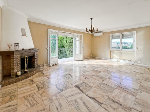 Appartement 5P en Duplex dans une maison, jardin, 3 parkings. A rénover.