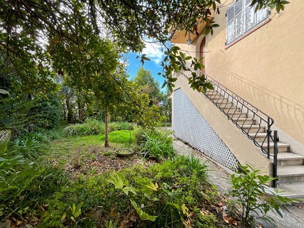 Appartement 5P en Duplex dans une maison, jardin, 3 parkings. A rénover.