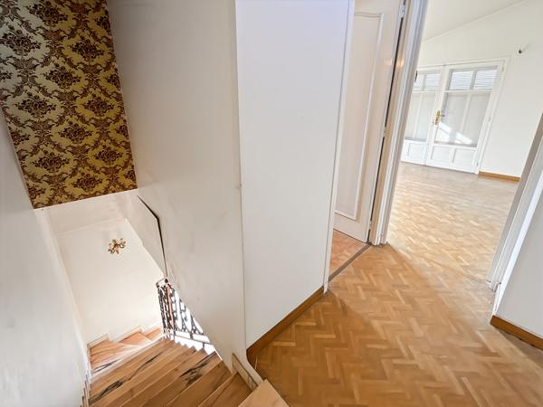 Appartement 5P en Duplex dans une maison, jardin, 3 parkings. A rénover.