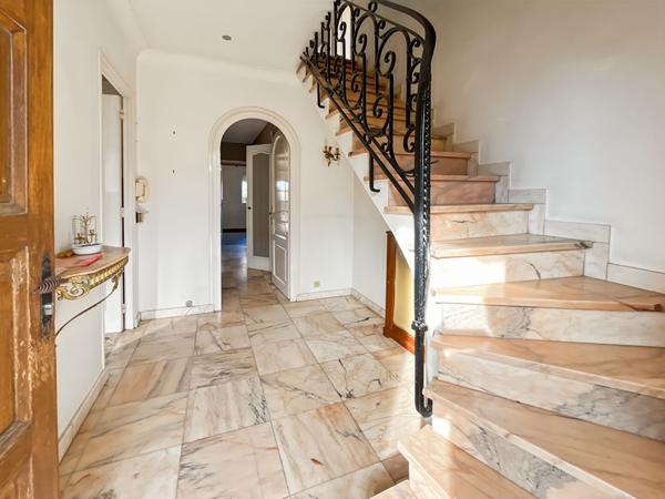 Appartement 5P en Duplex dans une maison, jardin, 3 parkings. A rénover.