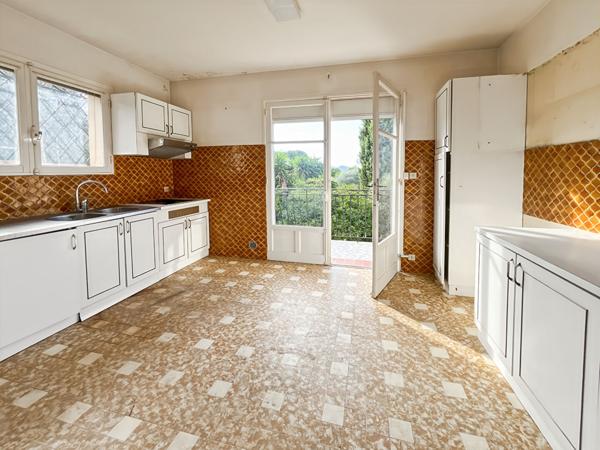 Appartement 5P en Duplex dans une maison, jardin, 3 parkings. A rénover.