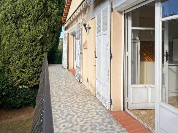 Appartement 5P en Duplex dans une maison, jardin, 3 parkings. A rénover.