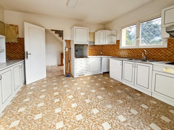 Appartement 5P en Duplex dans une maison, jardin, 3 parkings. A rénover.